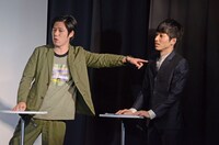 トーク中の井下好井。