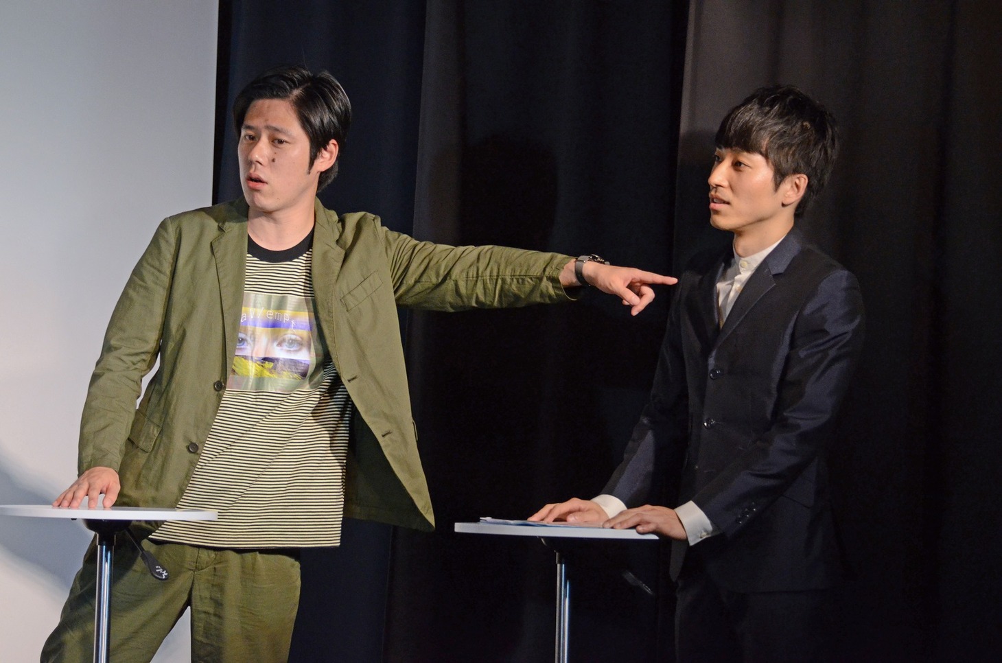 トーク中の井下好井。
