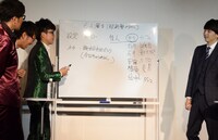 6人漫才を作っている様子。