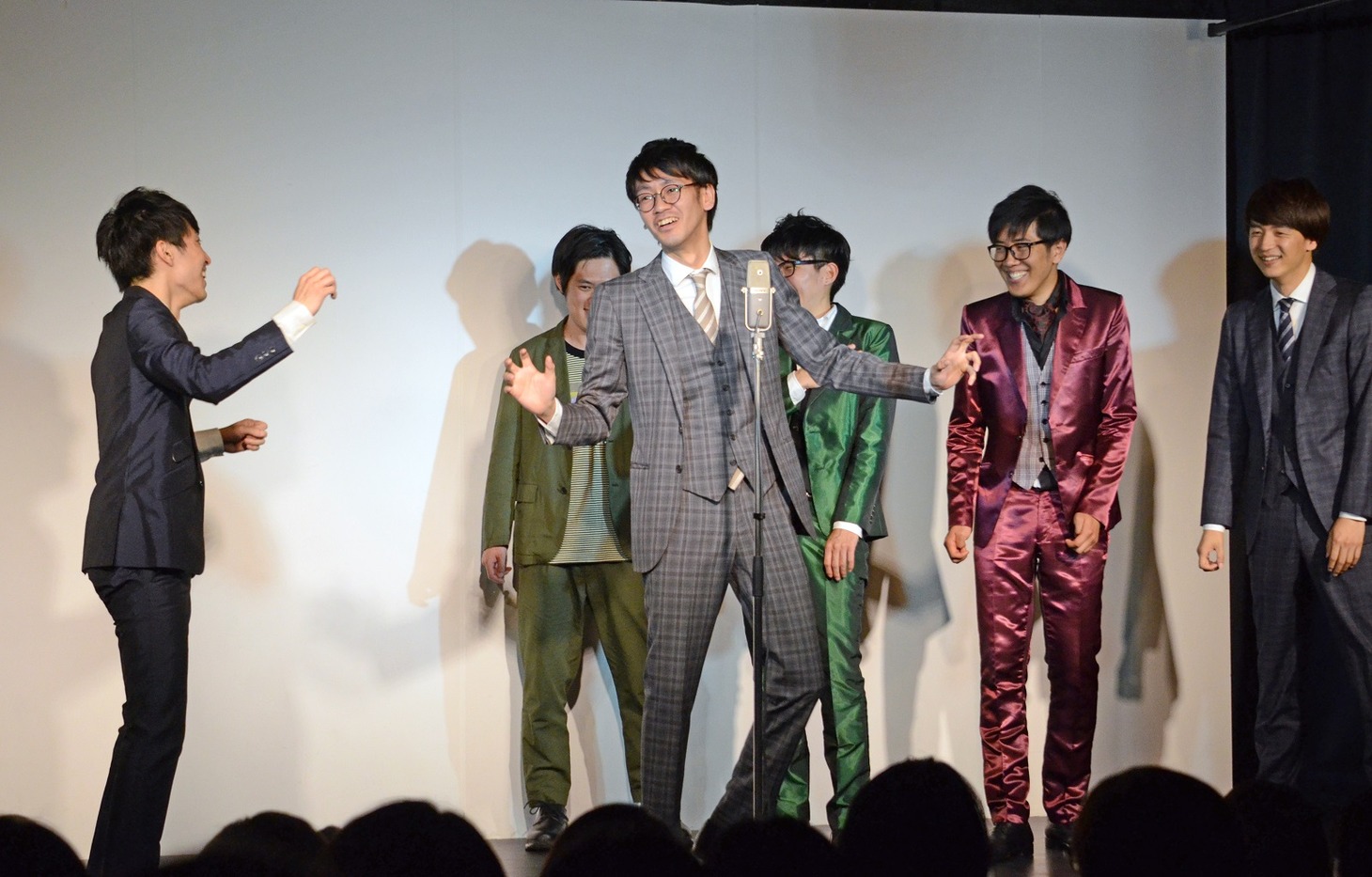 6人漫才を披露するヤーレンズ、コマンダンテ、井下好井。
