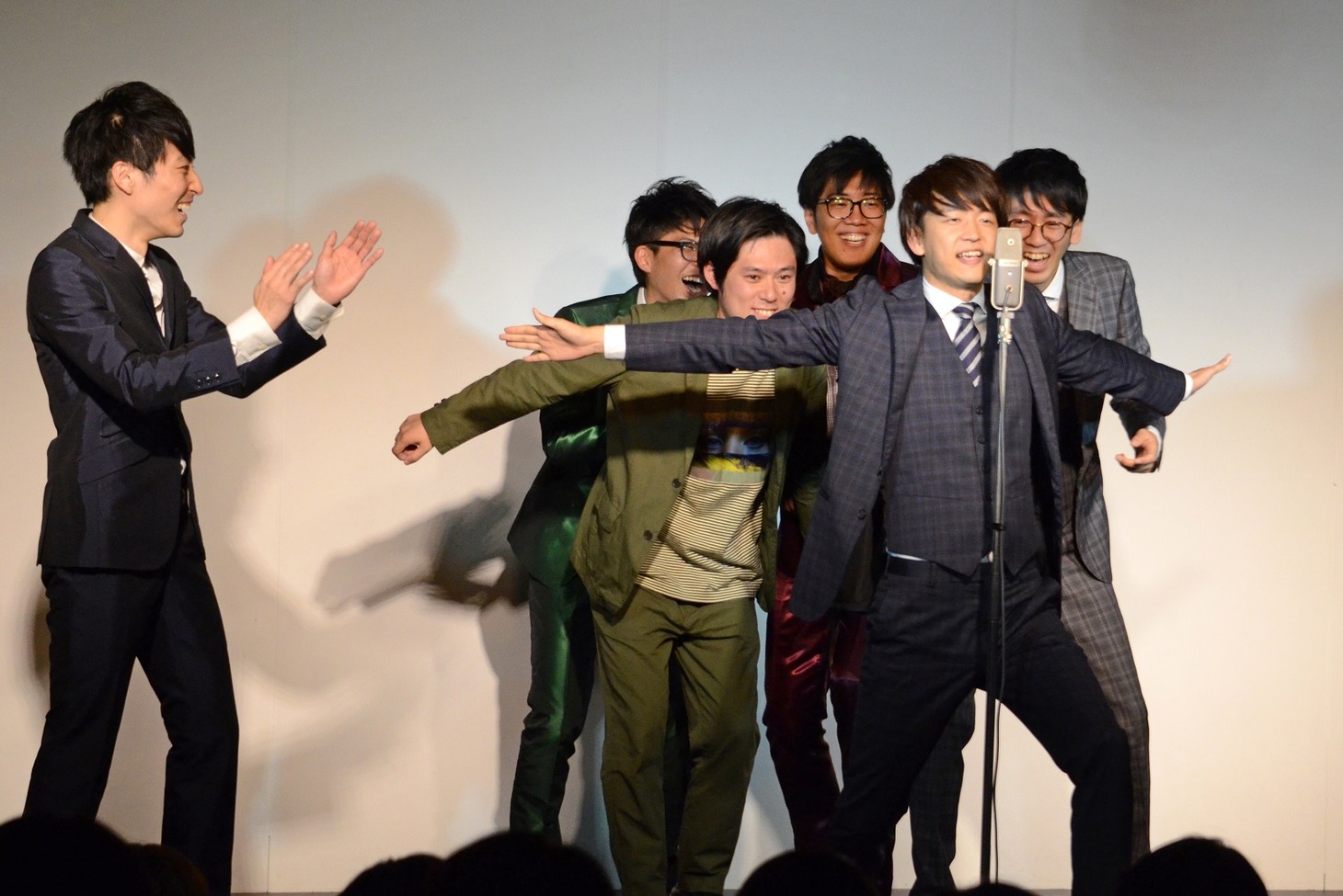 6人漫才を披露するヤーレンズ、コマンダンテ、井下好井。