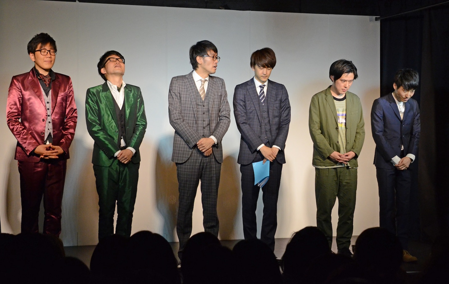 謝罪する（左から）ヤーレンズ、コマンダンテ、井下好井。