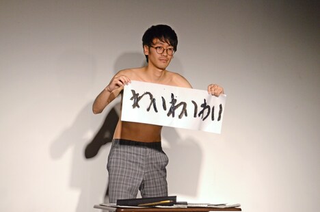 ユニット名を発表するコマンダンテ安田。