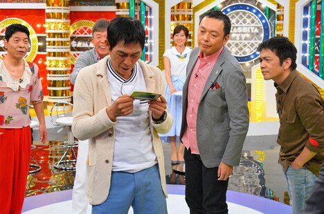 6億円の当選金が振り込まれた通帳を確認する明石家さんま。(c)MBS