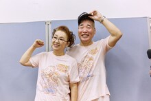 囲み取材に出席した宮川大助・花子。