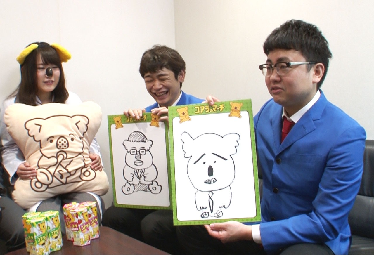 互いをモチーフにした絵柄を披露する銀シャリ。