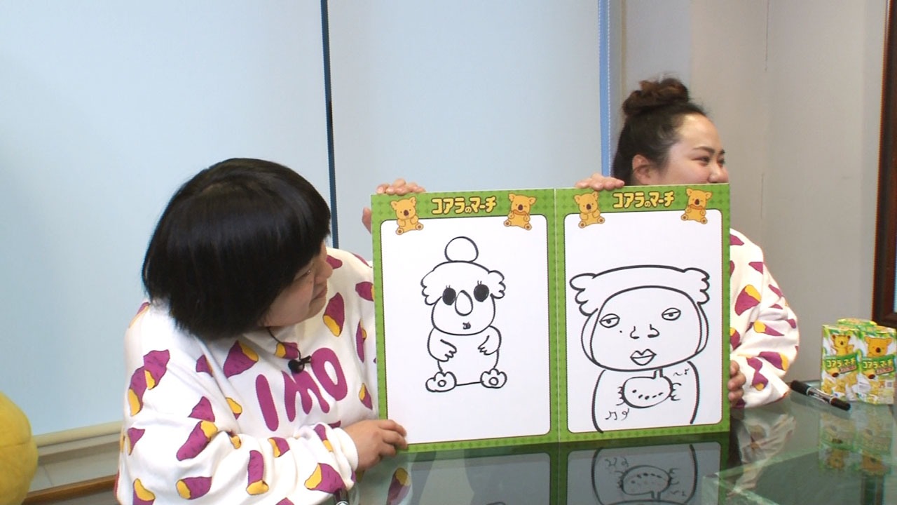 互いをモチーフにした絵柄を披露するおかずクラブ。