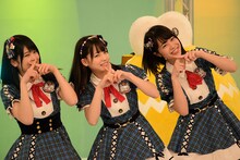 「テレ玉くんのうた」を踊るAKB48チーム8のメンバー。(c)AKS
