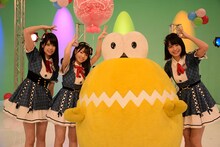 テレ玉くんとAKB48チーム8のメンバー。(c)AKS