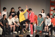 コラボ芸を披露する新宿カウボーイ石沢とギフト☆矢野。