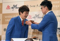 うな重の匂いをかぐ銀シャリ鰻（左）。