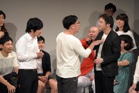 “心理学”を披露するコーヒールンバ西原（左）。平岡（中央）はいちゃもんをつけてくる客を追い返す役。