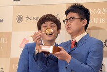 うな重を試食する銀シャリ橋本（右）とそれを見守る相方・鰻。
