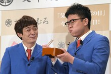 うな重を味わう銀シャリ橋本（右）とそれを見守る相方・鰻。