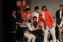 ワンワンニャンニャン菊地に歩み寄る新宿カウボーイかねきよ。