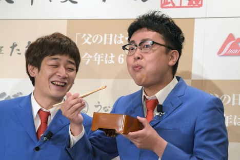 うな重を味わう銀シャリ橋本（右）。