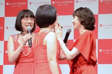 阿佐ヶ谷姉妹・美穂の口に「紅筆リキッドルージュ」を塗る賀来千香子。