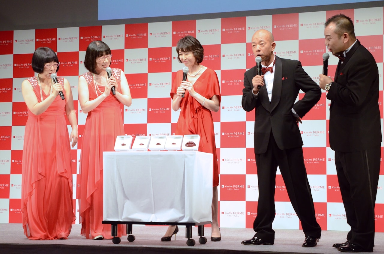 「激辛ロシアンルーレット」に挑戦する（左から）阿佐ヶ谷姉妹、賀来千香子、バイきんぐ。