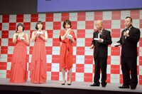 チョコを食べる（左から）阿佐ヶ谷姉妹、賀来千香子、バイきんぐ。