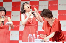 激辛チョコレートを食べて悶絶する阿佐ヶ谷姉妹・江里子（中央）。