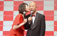 賀来千香子（左）にキスしてもらうバイきんぐ小峠（右）。