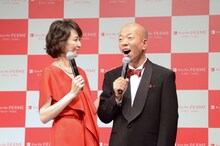 賀来千香子（左）にキスしてもらい喜ぶバイきんぐ小峠（右）。