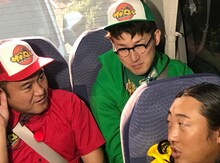 ロバート山本を置き去りにするアンタッチャブル山崎、ロバートの秋山と馬場。(c)メ～テレ