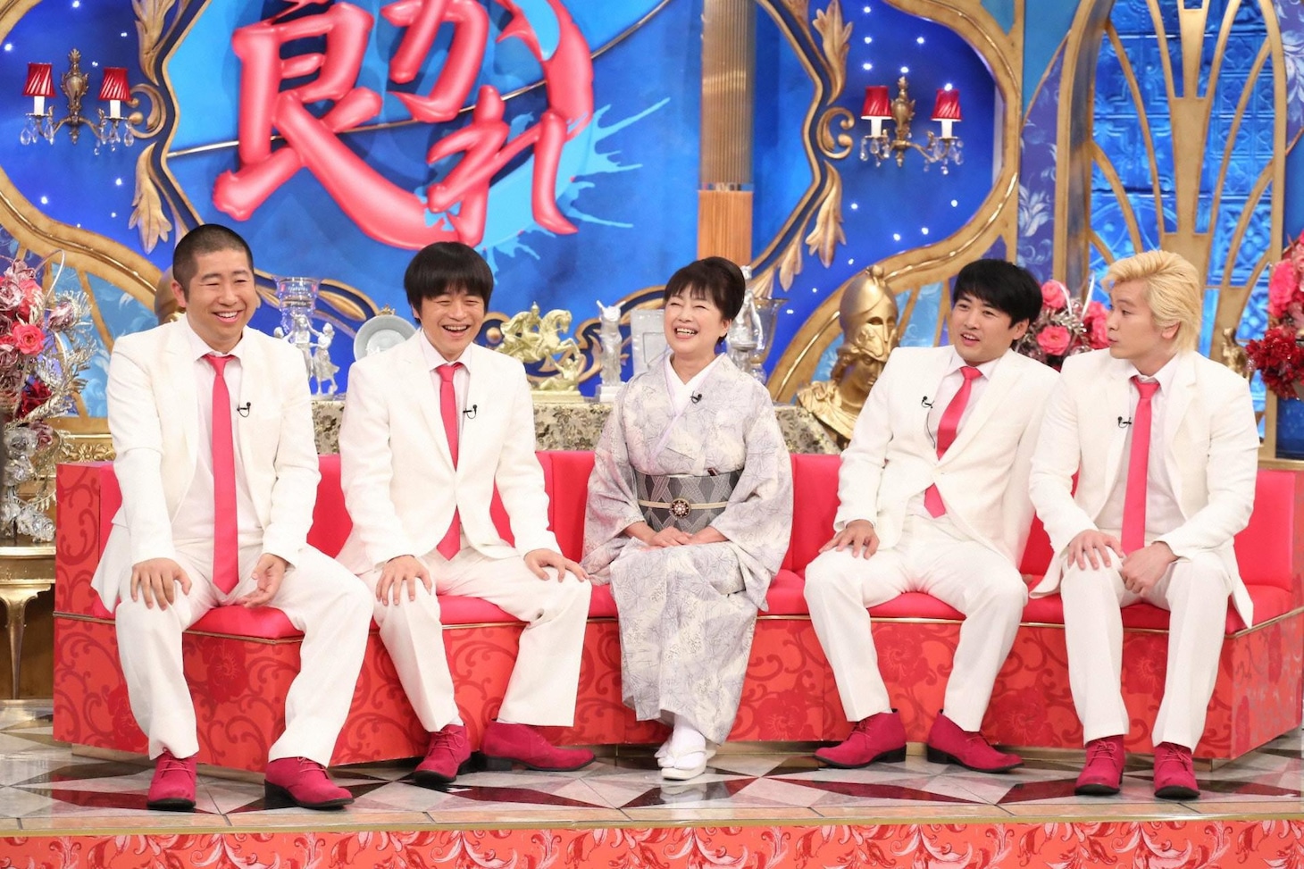 ゲストのかたせ梨乃（中央）と、「良かれと思って！」MC陣。(c)フジテレビ