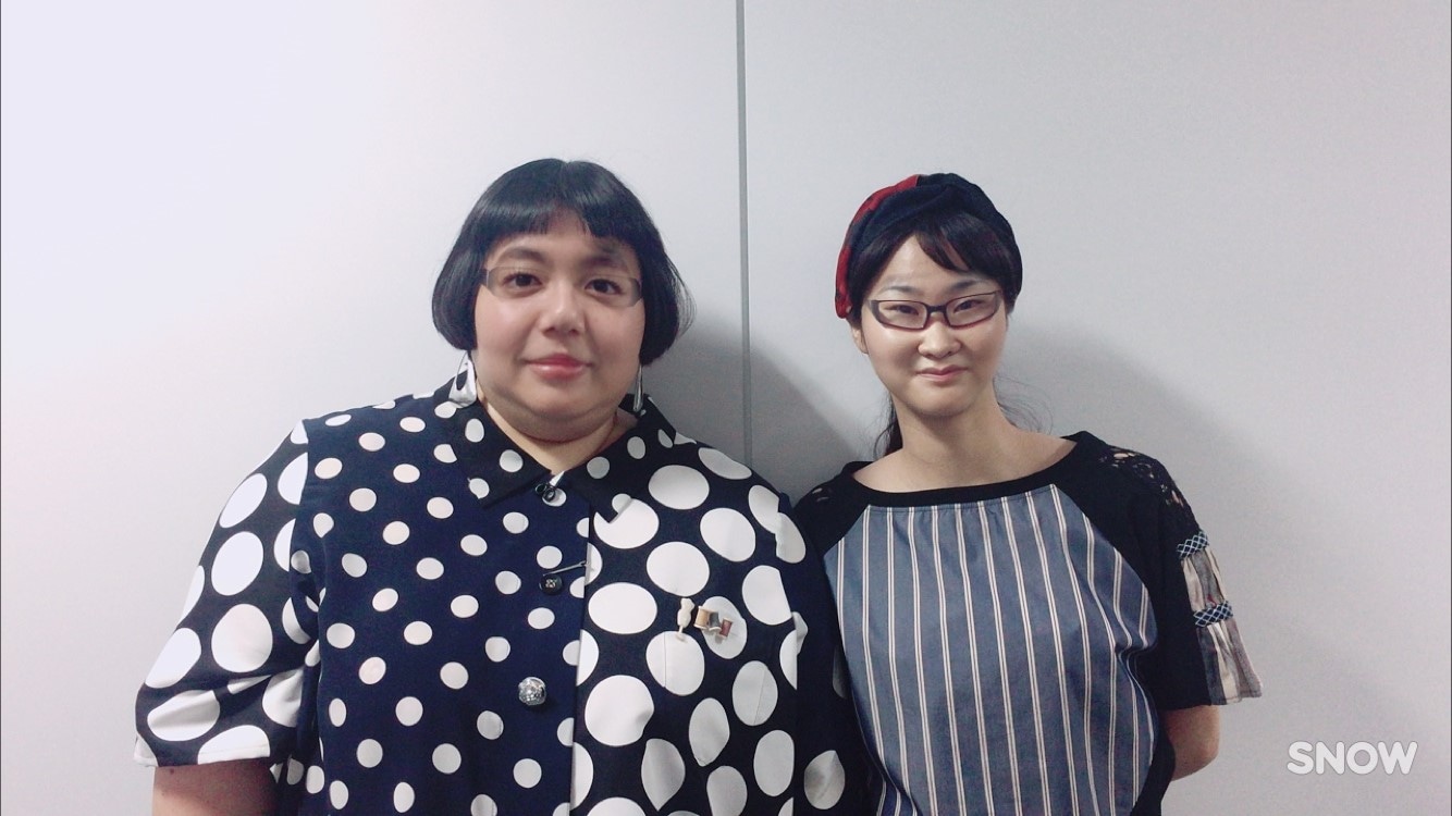 「SNOW」の顔交換で遊ぶメイプル超合金・安藤と新川優愛。(c)読売テレビ