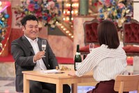 お題「シャンパンをカッコよく開ける」に挑戦するアンタッチャブル山崎（左）。(c)テレビ朝日