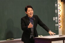 「しくじり偉人伝」でピタゴラスについて解説する、オリエンタルラジオ中田。(c)テレビ朝日