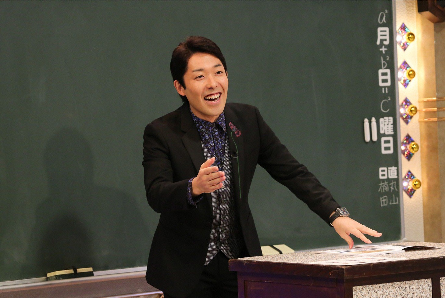 「しくじり偉人伝」でピタゴラスについて解説する、オリエンタルラジオ中田。(c)テレビ朝日