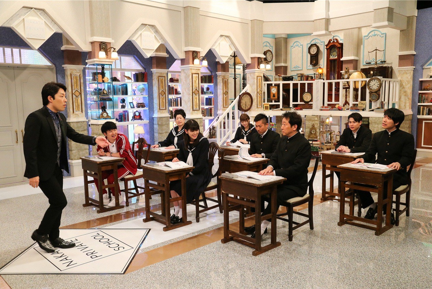 オリエンタルラジオ中田（左端）の授業のワンシーン。(c)テレビ朝日