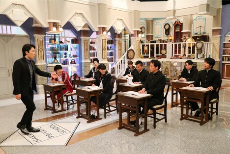 オリエンタルラジオ中田(左端)の授業のワンシーン。(c)テレビ朝日