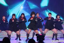 キンタロー。（中央）率いる松木坂46。