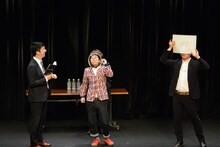 重りが増えていく鼻フックに耐えるウエストランド井口（中央）。