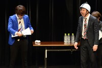 重りが増えていく鼻フックに耐える三四郎・相田（右）。