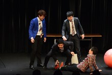 足がつったウエストランド井口を助ける相方・河本。