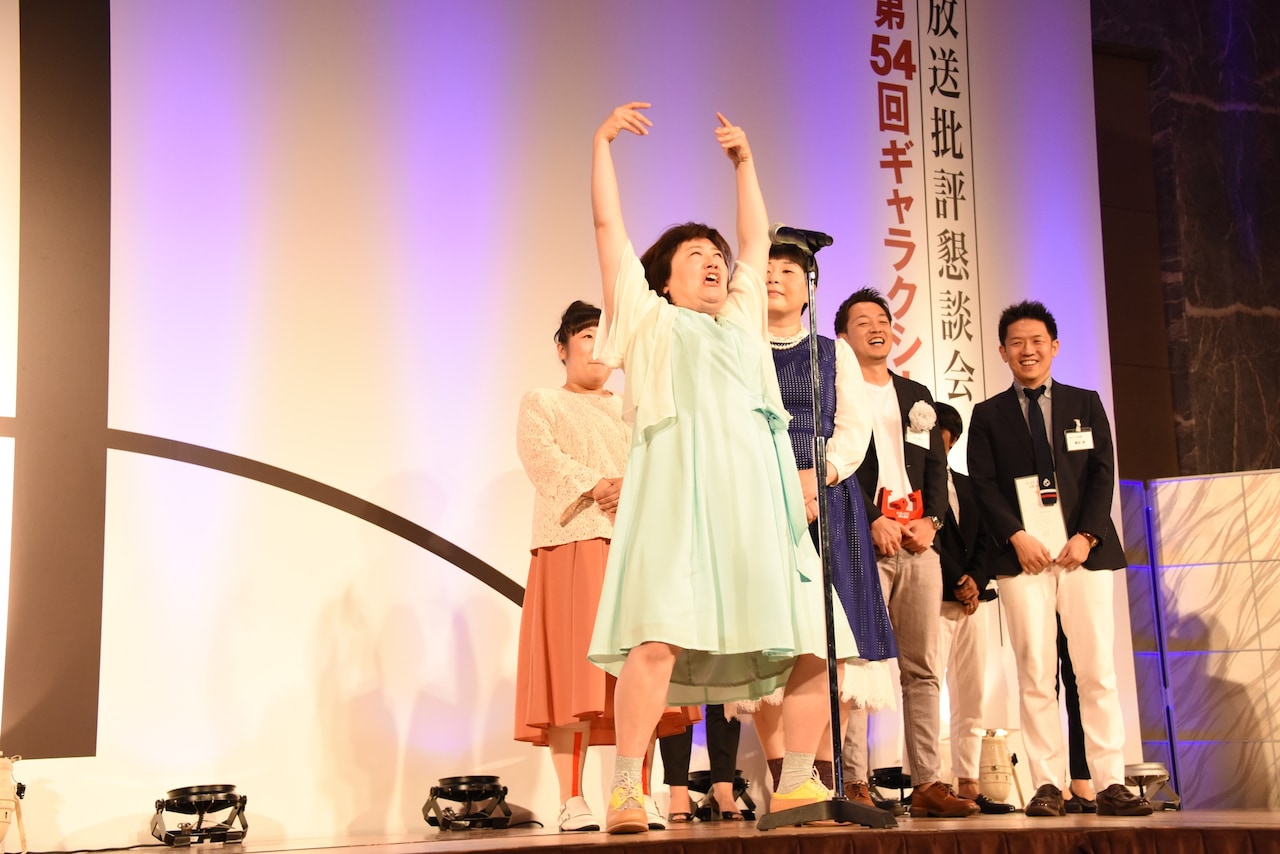 ダンスで喜びを表現する森三中・黒沢。