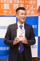 囲み取材に応じる笑い飯・哲夫。