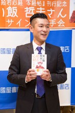 囲み取材に応じる笑い飯・哲夫。