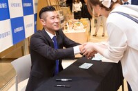 ファンと握手する笑い飯・哲夫。