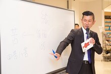 ミニ仏教講座を展開する笑い飯・哲夫。