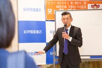 ミニ仏教講座を展開する笑い飯・哲夫。