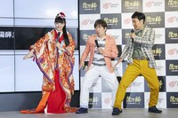 （左から）川口春奈、ダチョウ倶楽部のジモンと肥後。