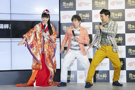 （左から）川口春奈、ダチョウ倶楽部のジモンと肥後。