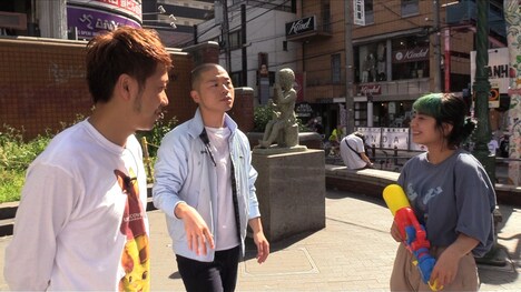 ロケに臨むアキナ（左）。(c)関西テレビ