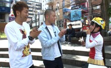 「雨上がりのナニモン!?」で「思わず二度見してしまう人」を取材するアキナ（左）。(c)関西テレビ