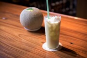 イベントで提供される「バー 夕凪（BAR yu-nagi）」のメロンクリームソーダ。