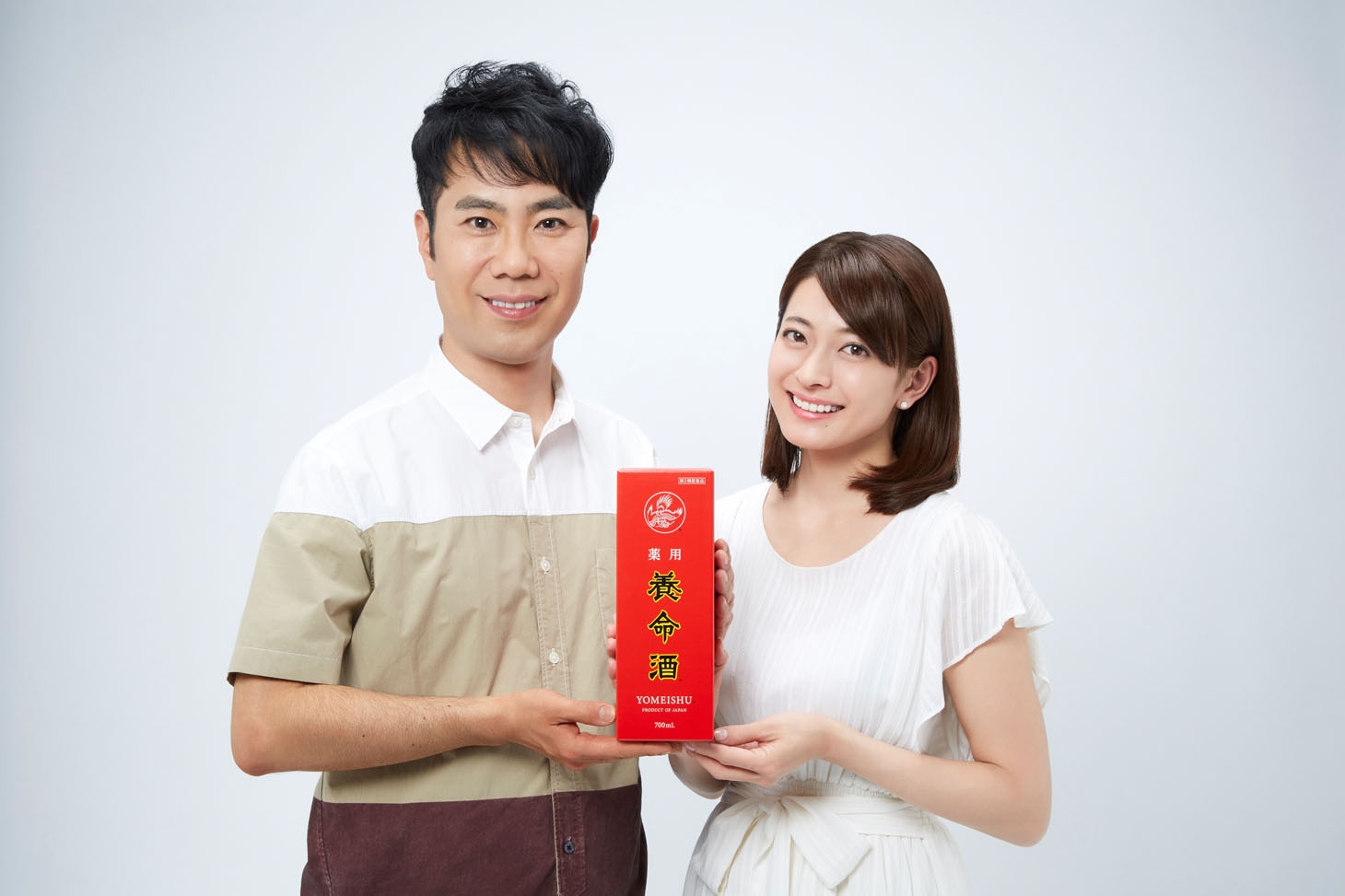 薬用養命酒の広告キャラクターを務める藤井隆（左）と乙葉（右）。